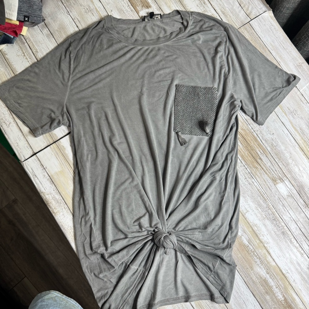 POL Boutique- Large Gray Short Sleeve Tee
